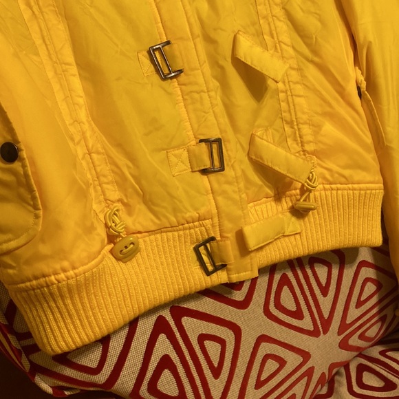 Yellow Jacket - Picture 5 of 6